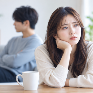 「彼との結婚に違和感を感じ、将来について一人で悩む女性」