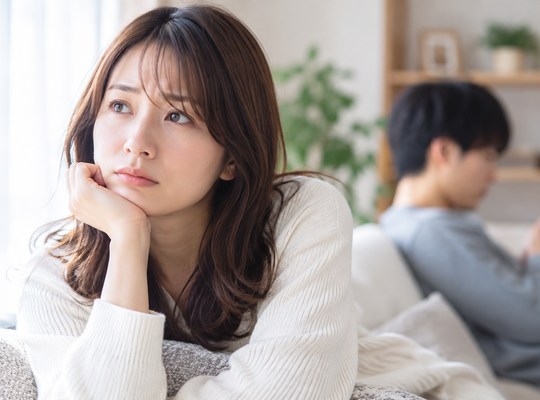 「結婚する気はあると言う彼との結婚をいつまで待つか悩む女性」