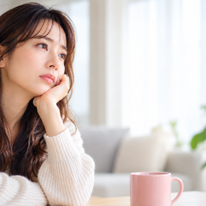 「彼との結婚が進まず、子どもが欲しい気持ちと将来への不安を抱えて悩む女性」