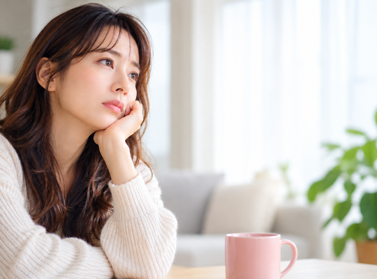 「彼との結婚が進まず、子どもが欲しい気持ちと将来への不安を抱えて悩む女性」