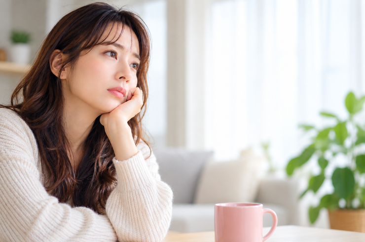 「彼との結婚が進まず、子どもが欲しい気持ちと将来への不安を抱えて悩む女性」